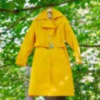 Trench-coat imperméable jaune élégant. Slow Fashion fabriqué en / par Espagne