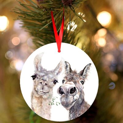 Rodnay & Doreen, Lama und Esel, weiße, hängende Weihnachtsdekoration aus Keramik, Baumschmuck von Jane Bannon