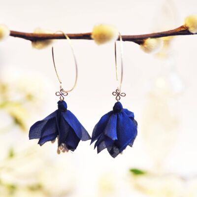 Blumenohrringe - kalte Töne und vergoldetes Enteneiblau