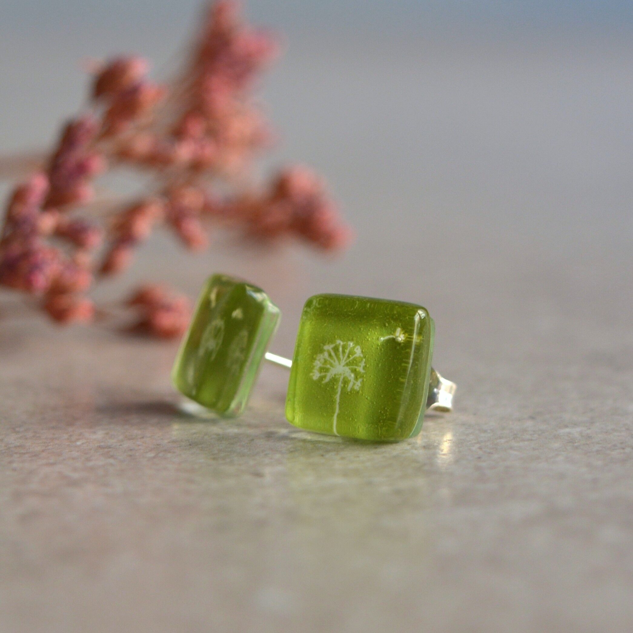 Limettengrüne Löwenzahn-Ohrstecker, Glas und 925 Sterling Silber