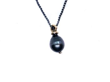 Collier de perles noires 1