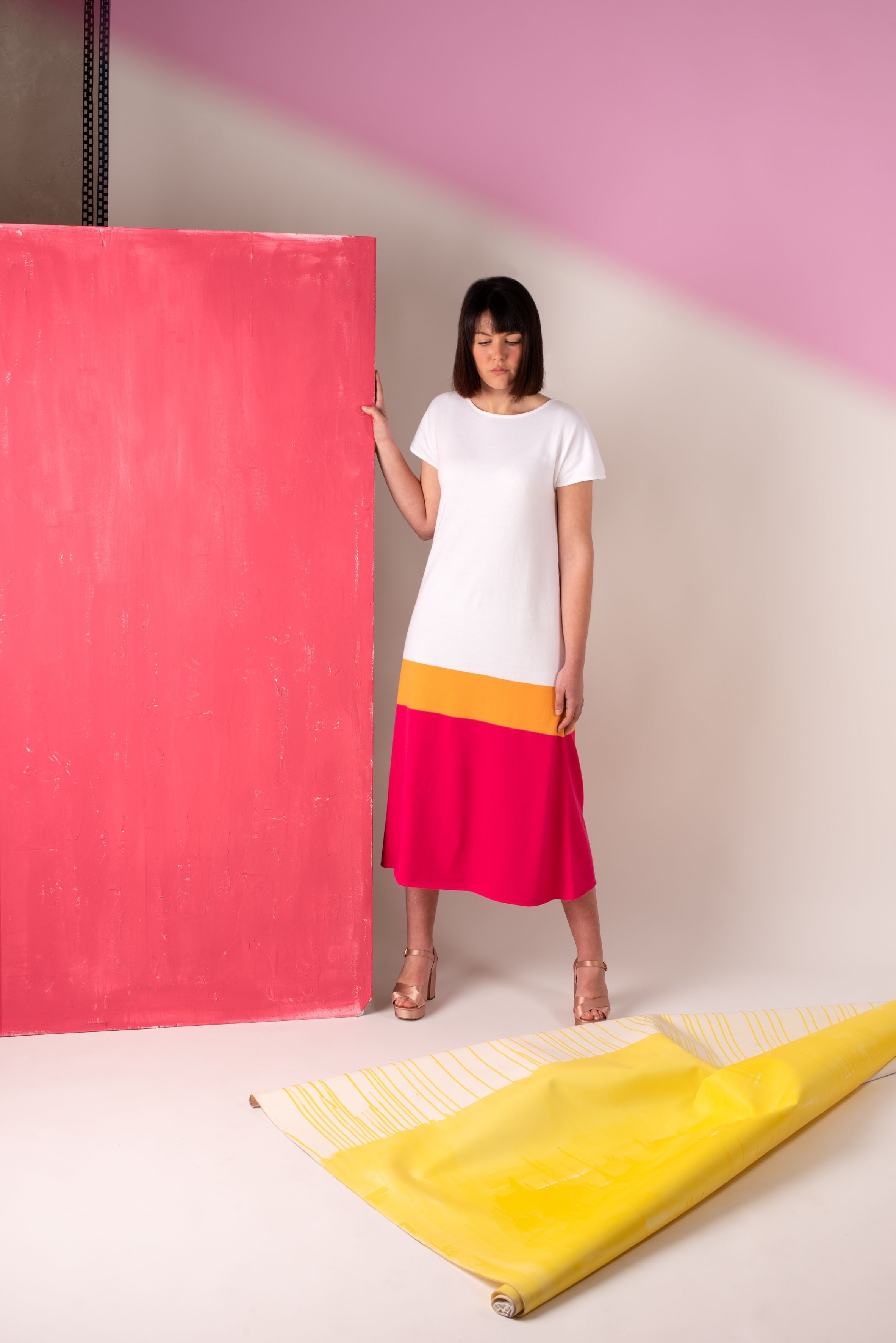 Minimalistisches Kleid aus ägyptischer Baumwolle in Weiß, Orange und Rosa