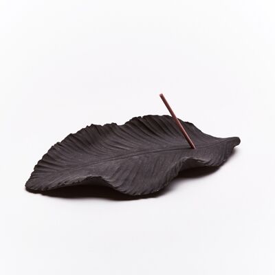 Weihrauchbrenner mit schwarzen Blättern