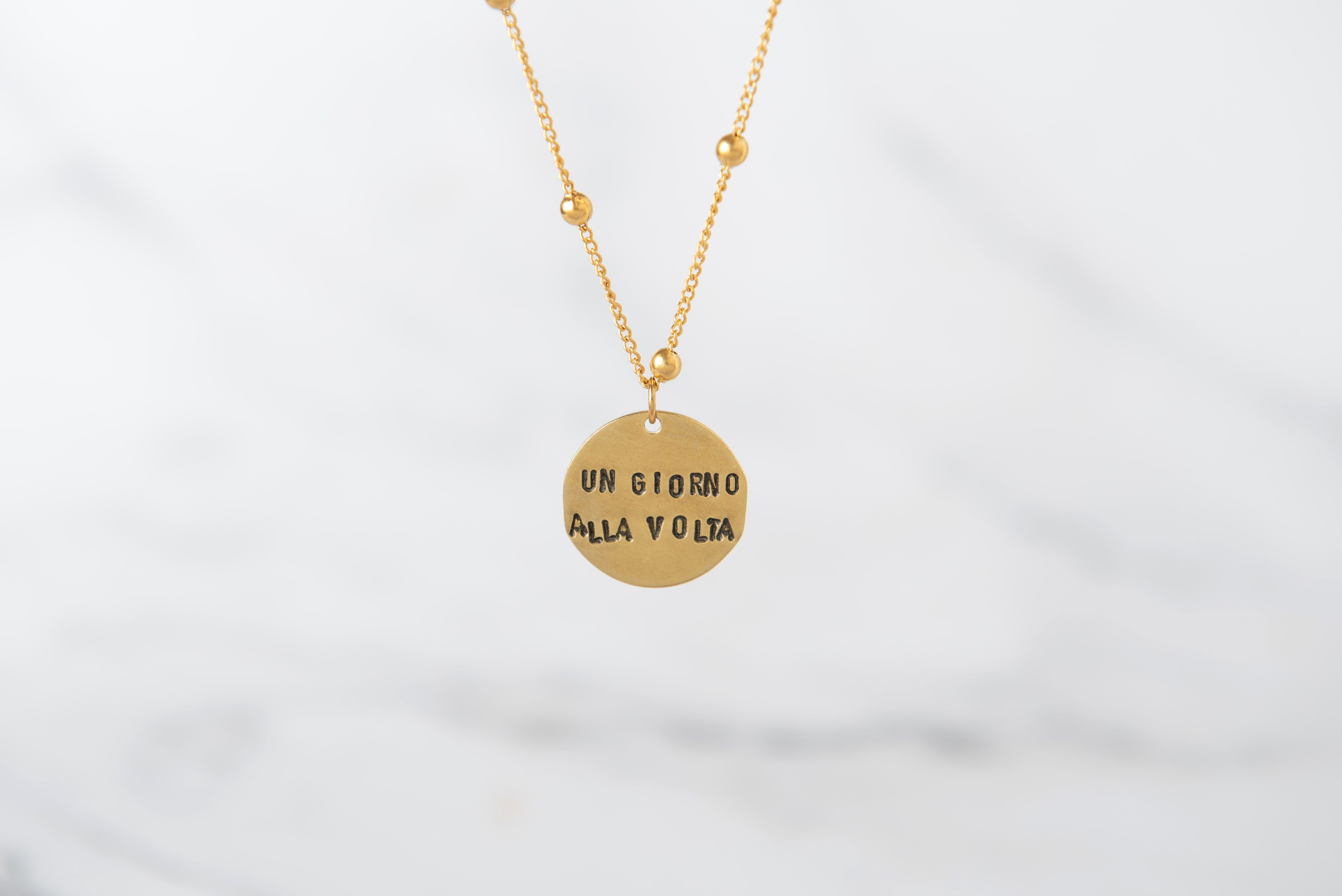 COLLANA MONETA, LUNGA 60 CM REALIZZATA A MANO IN ACCIAIO BAGNO ORO E CIONDOLO IN OTTONE, CON INCISIONE PERSONALIZZATA