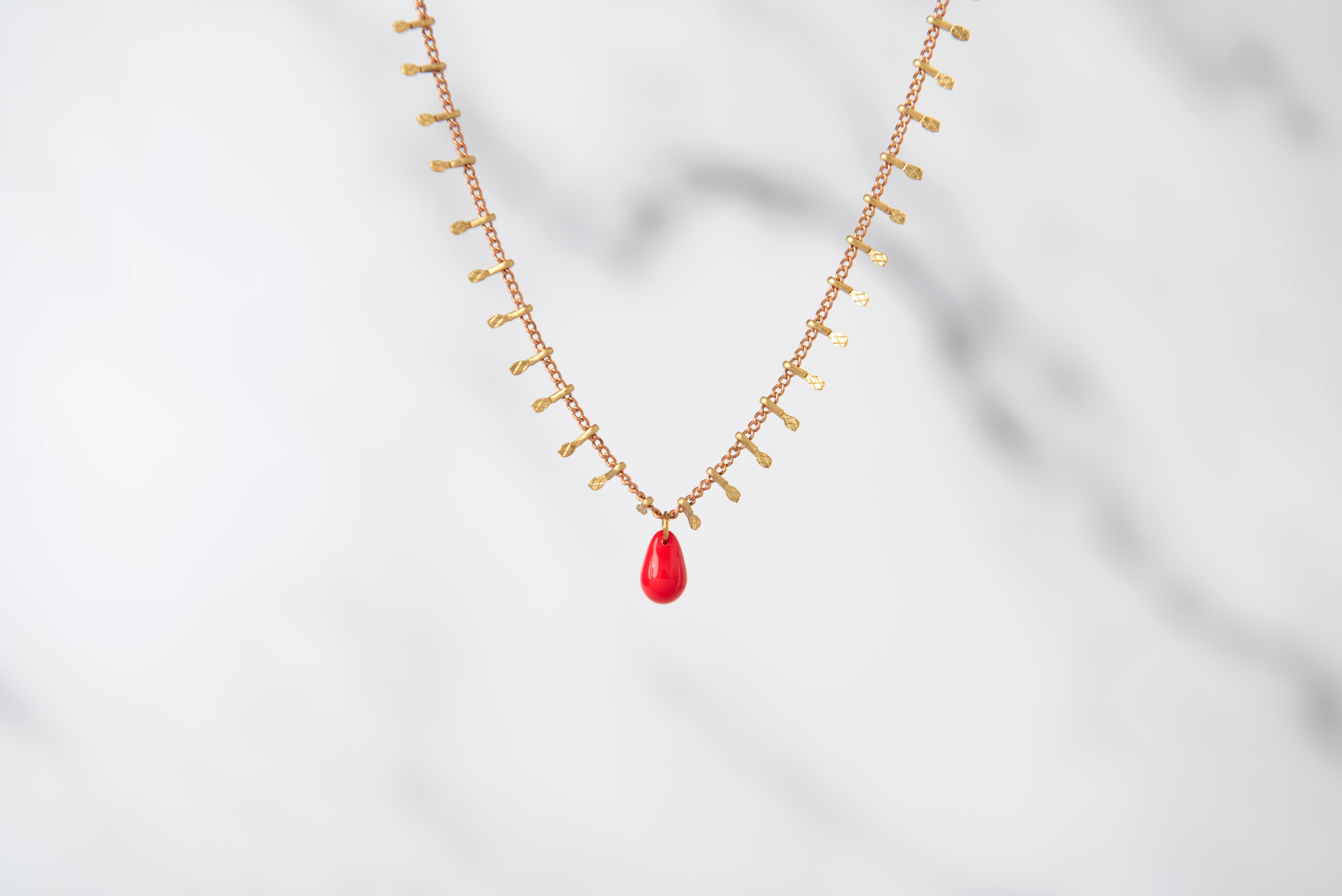 COLLANA STELLA, LUNGA 46 CM, REALIZZATA A MANO IN OTTONE ROSSO E DORATO CON GOCCIA IN VETRO COLORATO