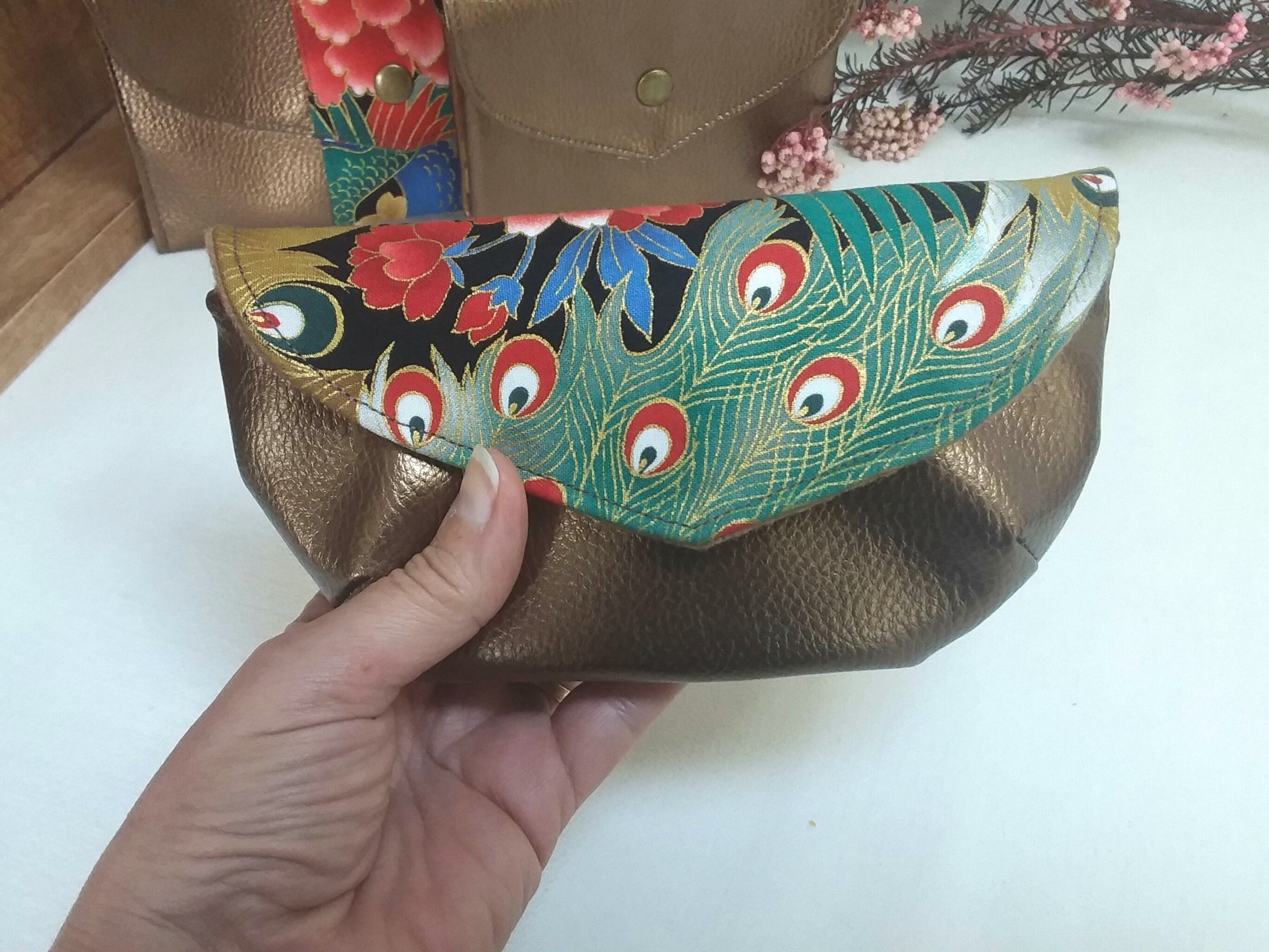 Halbfestes Brillenetui aus Kunstleder