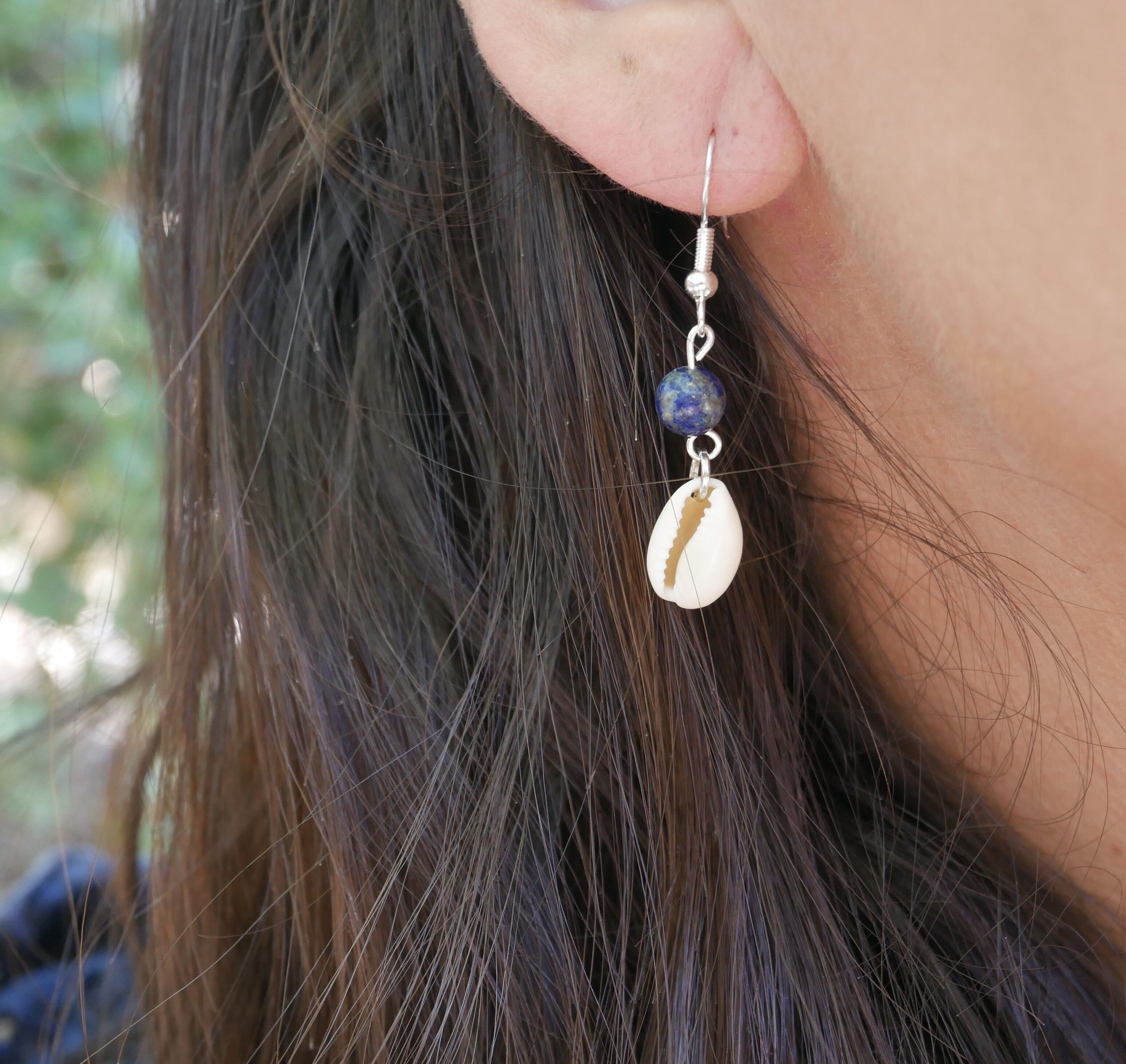 Orecchini pendenti in Lapislazzuli e conchiglia Cauri