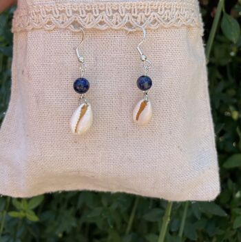 Boucles d'oreilles pendantes en Lapis Lazuli et coquillage Cauri 3