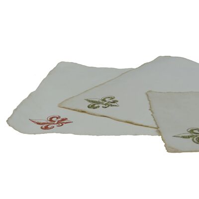 Hojas de papel pergamino decoradas con una flor de lis A6