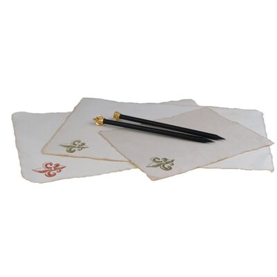 Hojas de papel pergamino decoradas con una flor de lis A5