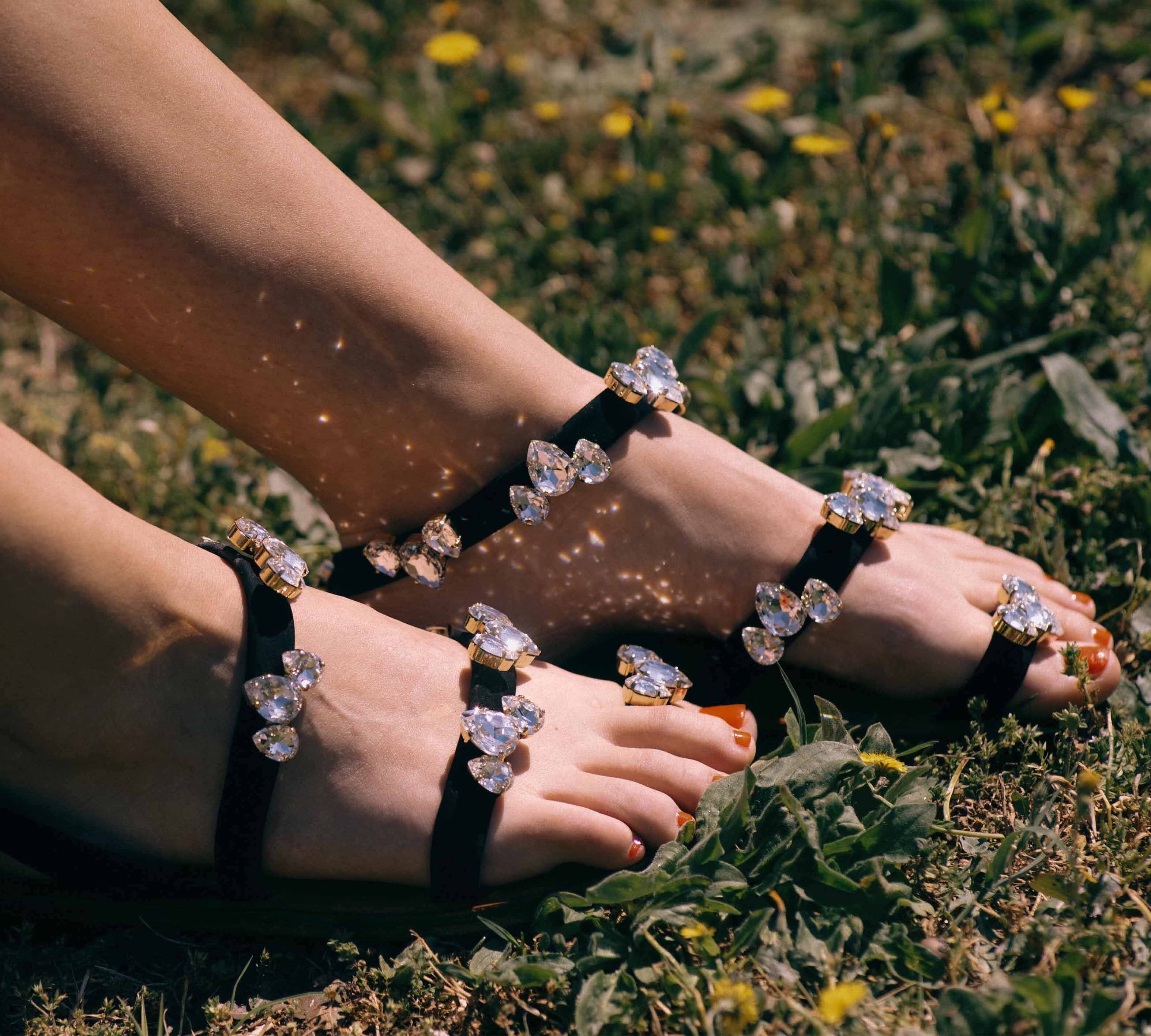 BEA, sandali eri a tre fasce, in pelle e fiori gioiello, in vera pelle e suola comfort brevettata, fatti e cuciti a mano in Italia