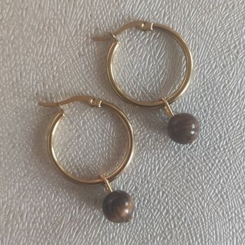 Boucles d'oreilles créoles dorées avec breloques pierres précieuses - Agate noire - Boucle d'oreille entière 5