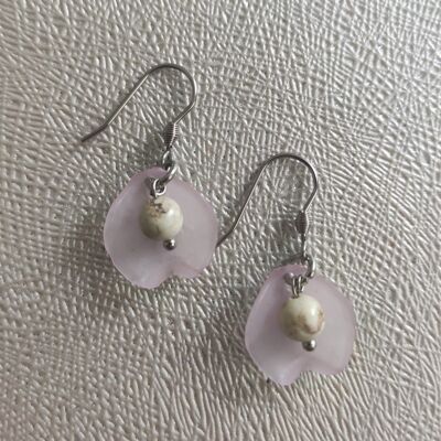 Petal earrings with natural howlite - Light pink - Golden stainless steel
