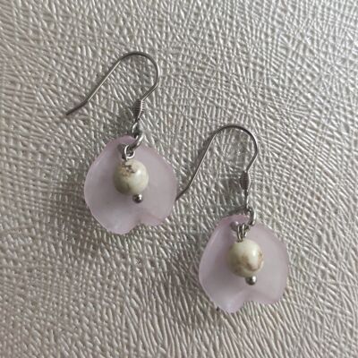 Petal earrings with natural howlite - Light pink - Stainless steel