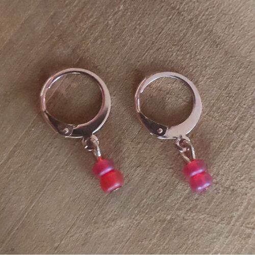 Huggie hoop earrings with small glassbeads - Rose golden stainless steel