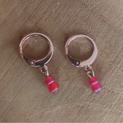 Orecchini a cerchio Huggie con piccole perle di vetro - Acciaio inossidabile dorato rosa