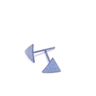 Petites boucles d'oreilles triangle en titane. Bleu . Très léger et absolument sans allergie! Disponible en 5 couleurs. Fabriqué à la main en France. TT494d BL