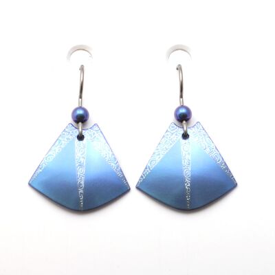 Pendientes de titanio. Azul. ¡Muy ligero y absolutamente libre de alergias! Disponible en 5 colores. Hecho a mano en Francia. TT689 BL