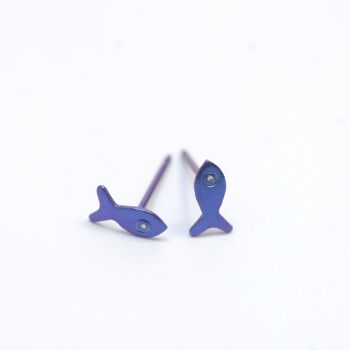 Petites boucles d'oreilles poisson en titane. Bleu. Très léger et absolument sans allergie! Disponible en 5 couleurs. Fabriqué à la main en France. TT656BL