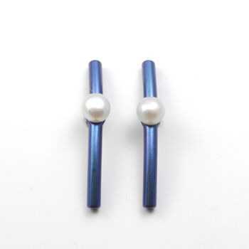 Boucles d'oreilles en titane avec perles. Bleu. Très léger et absolument sans allergie! Disponible en 5 couleurs. Fabriqué à la main en France. TT579BL 1