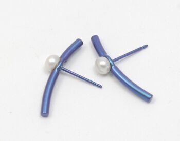 Boucles d'oreilles en titane avec perles. Bleu. Très léger et absolument sans allergie! Disponible en 5 couleurs. Fabriqué à la main en France. TT579BL 2
