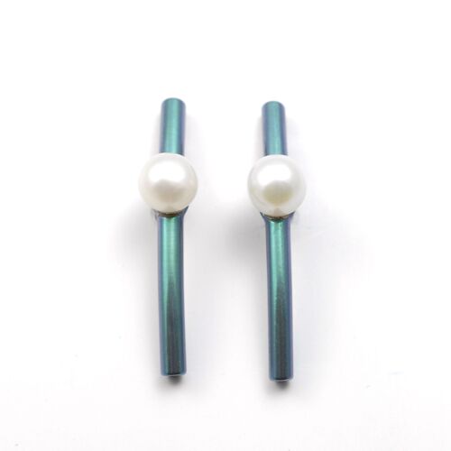 Titanium earrings with pearls. Green. Very light and absolutely allergy free! Available in 5 colours. Handmade in France. TT579 GRO