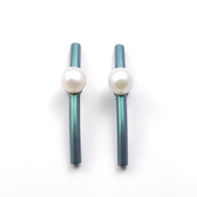 Titanium earrings with pearls. Green. Very light and absolutely allergy free! Available in 5 colours. Handmade in France. TT579 GRO