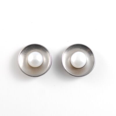 Titanium earrings with pearls. Gray. Very light and absolutely allergy free! Available in 5 colours. Handmade in France. TT577R GRI