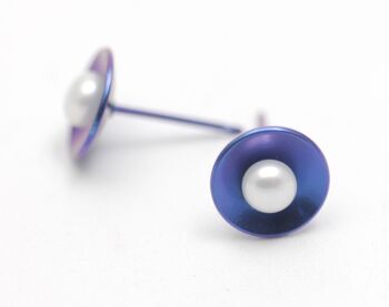 Boucles d'oreilles en titane avec perles. Bleu. Très léger et absolument sans allergie! Disponible en 5 couleurs. Fabriqué à la main en France. TT577R BL 2