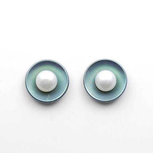 Titanium earrings with pearls. Green. Very light and absolutely allergy free! Available in 5 colours. Handmade in France. TT577R GRO