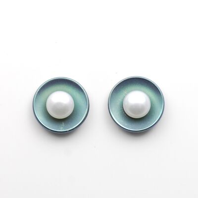 Titanium earrings with pearls. Green. Very light and absolutely allergy free! Available in 5 colours. Handmade in France. TT577R GRO