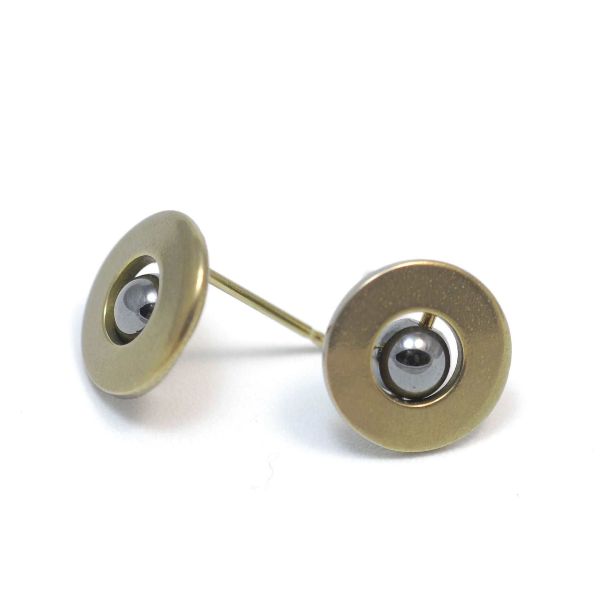 Orecchini in titanio con sfere di ematite. Giallo. Molto leggero e assolutamente anallergico! Disponibile in 5 colori. Fatto a mano in Francia. TT572 GE