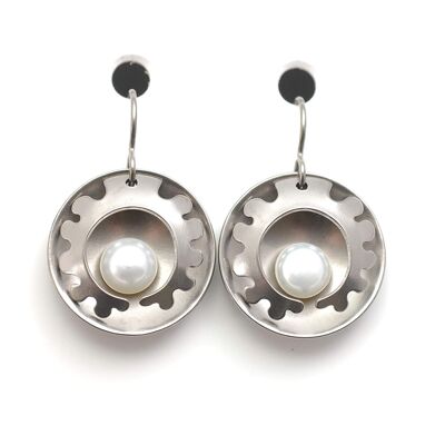 Titanium earrings with pearls. Gray. Very light and absolutely allergy free! Available in 5 colours. Handmade in France. TT670 GRI