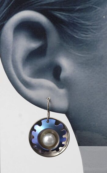 Boucles d'oreilles en titane avec perles. Bleu. Très léger et absolument sans allergie! Disponible en 5 couleurs. Fabriqué à la main en France. TT670BL 2