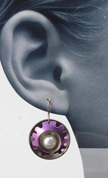 Boucles d'oreilles en titane avec perles. Violet. Très léger et absolument sans allergie! Disponible en 5 couleurs. Fabriqué à la main en France. Sonorisation TT670 2