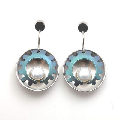 Boucles d'oreilles en titane avec perles. Vert. Très léger et absolument sans allergie! Disponible en 5 couleurs. Fabriqué à la main en France. TT670 GR