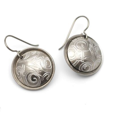 Boucles d'oreilles en titane. Gris. Très léger et absolument sans allergie! Disponible en 5 couleurs. Fabriqué à la main en France. TT667 GRI