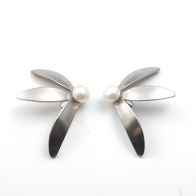 Pendientes de titanio con perlas. Gris . ¡Muy ligero y absolutamente libre de alergias! Disponible en 5 colores. Hecho a mano en Francia. TT501 GRI