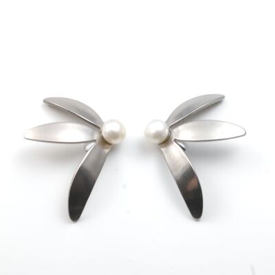 Titanium earrings with pearls. Gray . Very light and absolutely allergy free! Available in 5 colours. Handmade in France. TT501 GRI