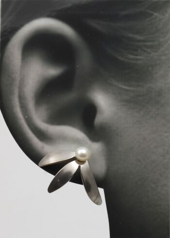 Boucles d'oreilles en titane avec perles. Gris . Très léger et absolument sans allergie! Disponible en 5 couleurs. Fabriqué à la main en France. TT501 GRI 3