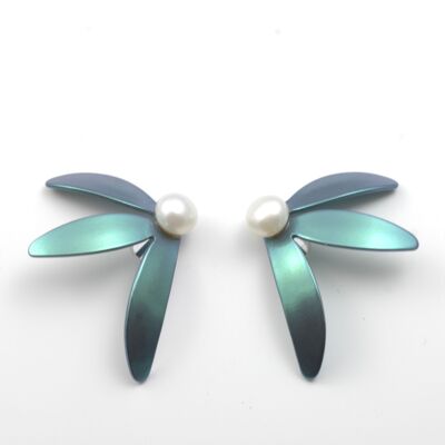Titanium earrings with pearls. Green. Very light and absolutely allergy free! Available in 5 colours. Handmade in France. TT501 GRO