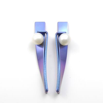 Boucles d'oreilles en titane avec perles. Bleu. Très léger et absolument sans allergie! Disponible en 5 couleurs. Fabriqué à la main en France. TT582BL