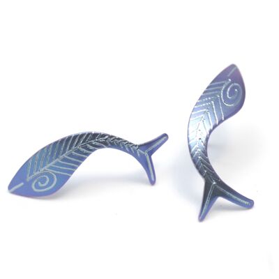 Orecchini a forma di pesce in titanio. Blu. Molto leggero e assolutamente anallergico! Disponibile in 5 colori. Fatto a mano in Francia. TT657 BL