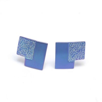 Boucles d'oreilles en titane. Bleu. Très léger et absolument sans allergie! Disponible en 5 couleurs. Fabriqué à la main en France. TT537BL