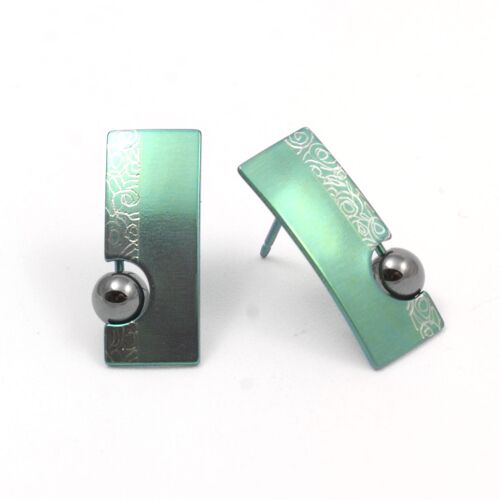 Titanium Earrings Green. Very light and absolutely allergy free! Available in 5 colours. Handmade in France. TT600 GRO