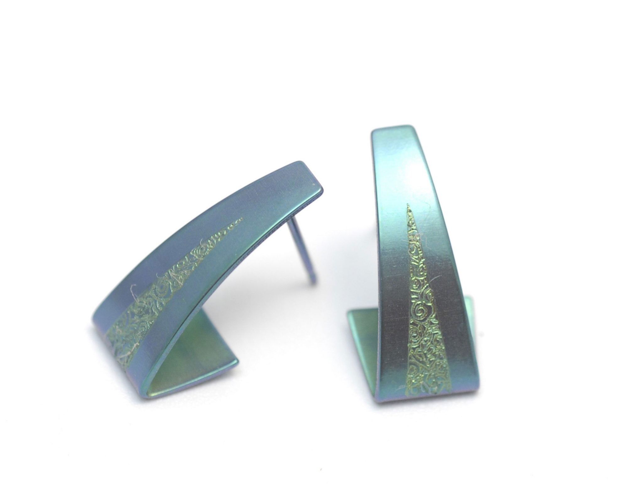 Orecchini in Titanio. Verde. Molto leggero e assolutamente anallergico! Disponibile in 5 colori. Fatto a mano in Francia. TT614 GR