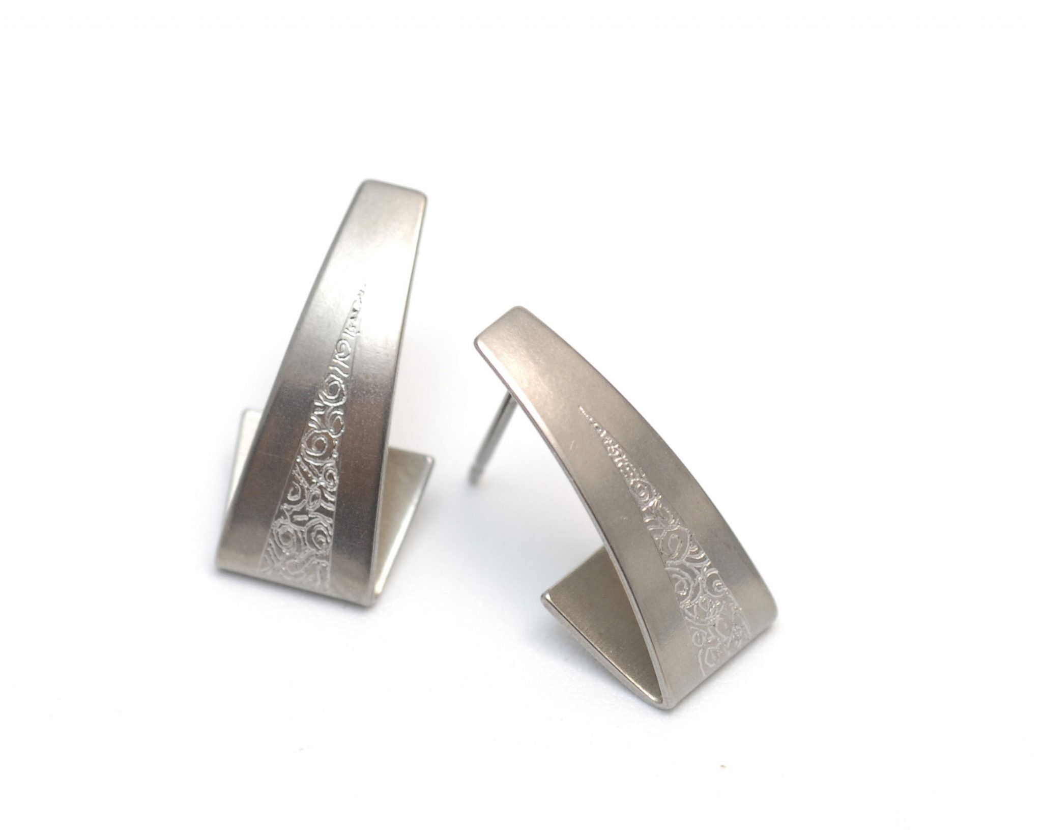 Pendientes de titanio. Gris. ¡Muy ligero y absolutamente libre de alergias! Disponible en 5 colores. Hecho a mano en Francia. TT614 GRI