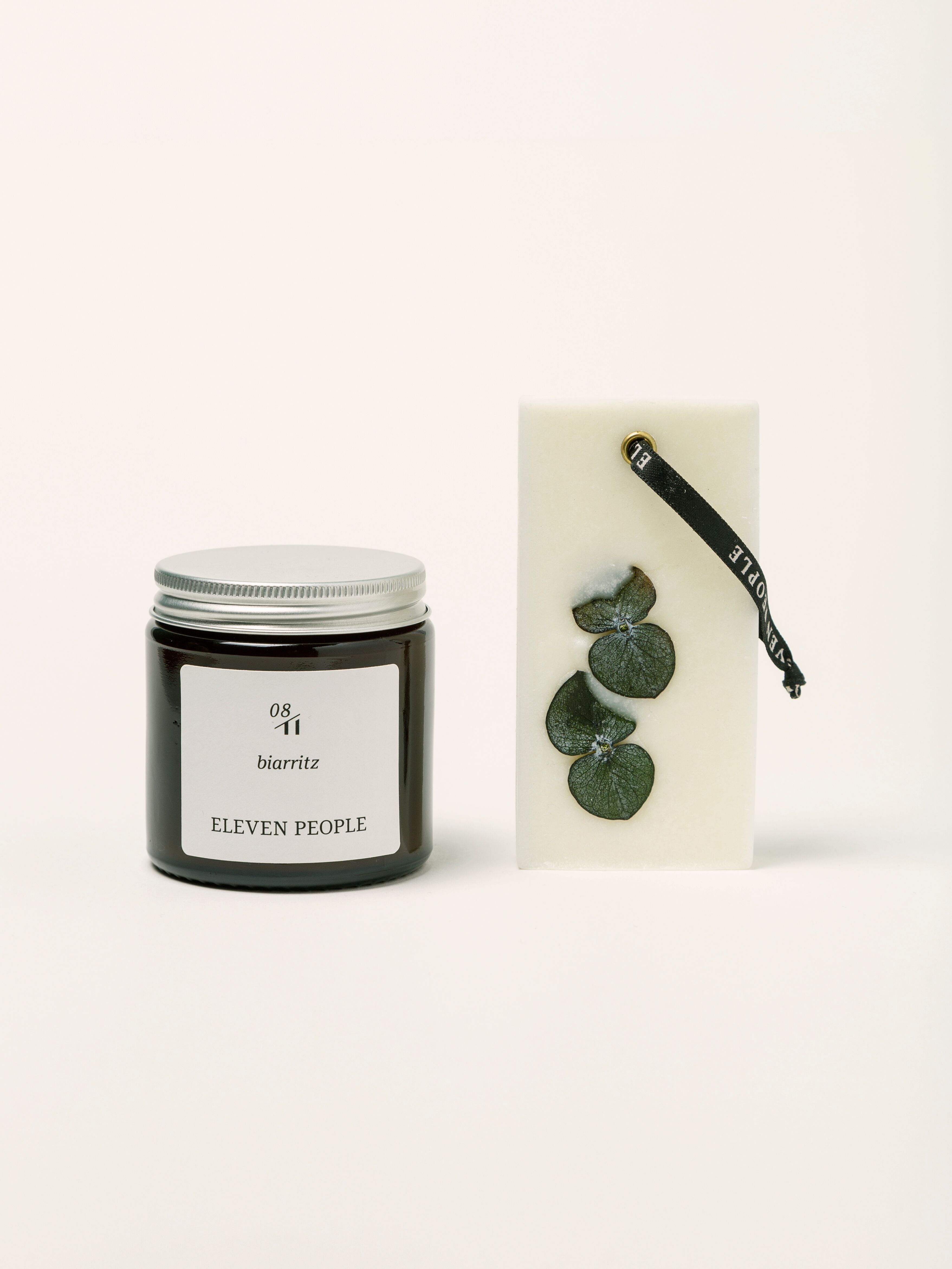 CONFEZIONE REGALO CANDELA + BARRA DI CERA DA ARMADIO DEODORANTE 08.   BIARRITZ: sale marino, gelsomino e legno di cedro.