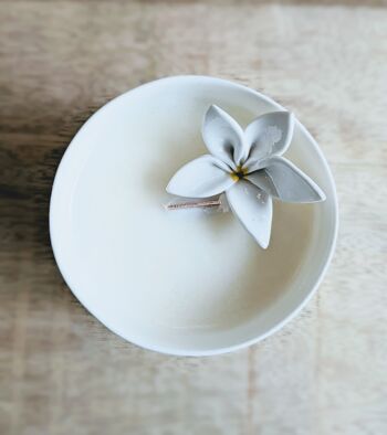Bougie en porcelaine parfumée à la Fleur de Tiaré-Monoï 3