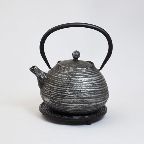 En Ten Teekanne aus Gusseisen 0.8l schwarz/silber mit Untersatz